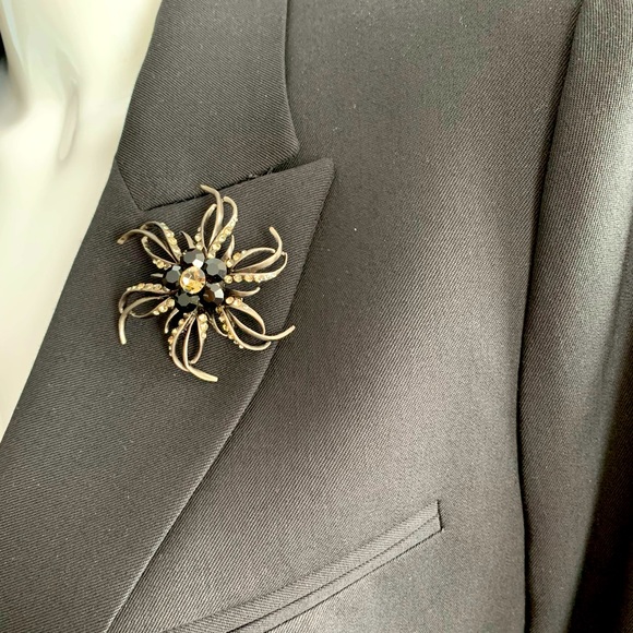 Vintage brooch pin back sparkling flower with shiny black beadings & rhinestones - Picture 8 of 12